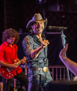 Tim McGraw, New York 'taki Edison Balo Salonu' nda konser veriyor.