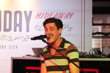 Tor Miller Brooklyn 'de oturumda.