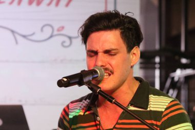 Tor Miller Brooklyn 'de oturumda.