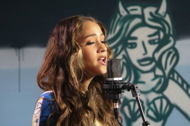 Skylar Stecker Brooklyn 'de bir film çekiyor.
