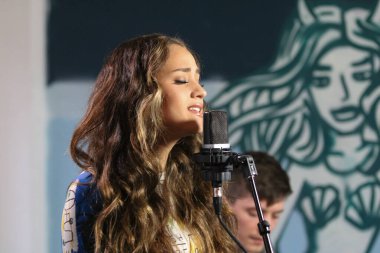 Skylar Stecker Brooklyn 'de bir film çekiyor.