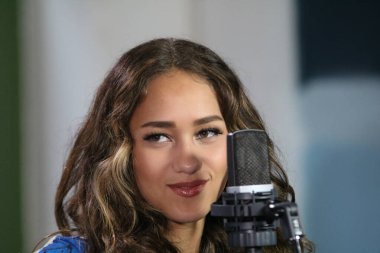 Skylar Stecker Brooklyn 'de bir film çekiyor.