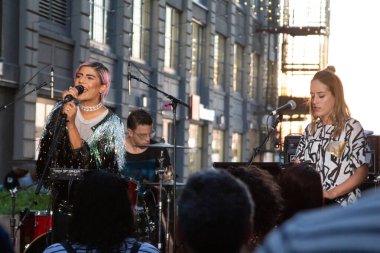 Tigertown Brooklyn 'de günbatımı konseri çekiyor.