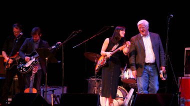 Sharon Van Etten, New York Belediye Binası 'ndan konser veriyor.