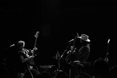 Shakey Graves, New York Bowery Balo Salonu 'ndan konser veriyor.