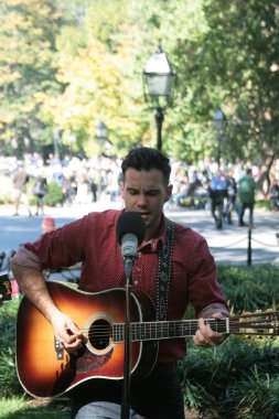 The Lone Bellow, New York 'taki Washington Square Park' ta bir seans filmi çekiyor.