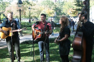 The Lone Bellow, New York 'taki Washington Square Park' ta bir seans filmi çekiyor.