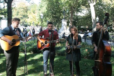 The Lone Bellow, New York 'taki Washington Square Park' ta bir seans filmi çekiyor.