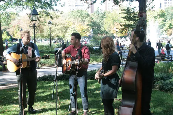 The Lone Bellow, New York 'taki Washington Square Park' ta bir seans filmi çekiyor.