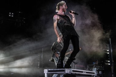 Ay 'ı Mercan Gök Ampitiyatrosunda konserde gezdir