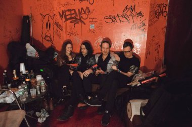 Savoir Adore - Paul Hammer ve Lauren Zettler Örgü Fabrikası 'nda bir portre için oturuyorlar.