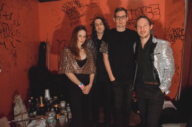Savoir Adore - Paul Hammer ve Lauren Zettler Örgü Fabrikası 'nda bir portre için oturuyorlar.
