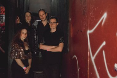 Savoir Adore - Paul Hammer ve Lauren Zettler Örgü Fabrikası 'nda bir portre için oturuyorlar.