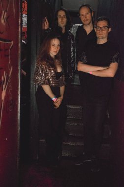 Savoir Adore - Paul Hammer ve Lauren Zettler Örgü Fabrikası 'nda bir portre için oturuyorlar.