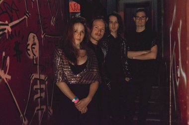 Savoir Adore - Paul Hammer ve Lauren Zettler Örgü Fabrikası 'nda bir portre için oturuyorlar.