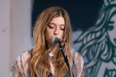 Verite Brooklyn 'de bir seans çekiyor.