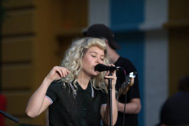 Brooklyn 'de konserde Transviolet