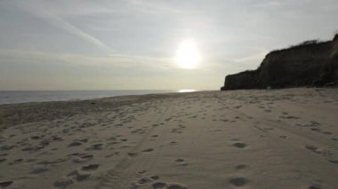 Öğleden sonra Montauk, Long Island 'daki Ditch Plains plajında insanlar uzaklarda yürüyordu..