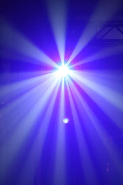 蓝色和紫色的白光图像耀斑 音乐会现场的Led聚光灯下发出蓝色和紫色的白光图像 照明桁架是可见的 — 图库照片