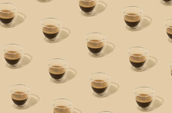 Kreative Trendige Muster Aus Kaffee Auf Pastellfarbenem Hintergrund Minimales Konzept — Stockfoto