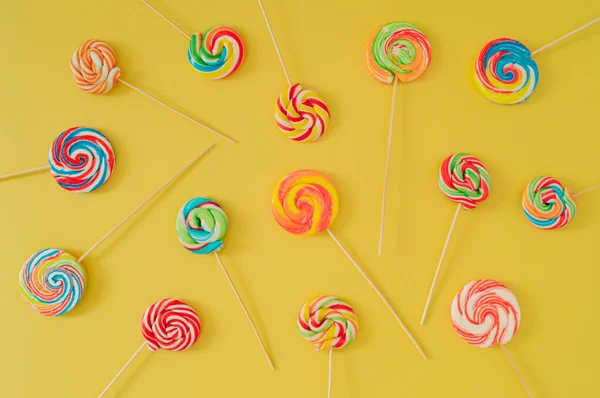 色彩斑斓的棒棒糖图案 扁平放置水果棒棒糖概念 创意最小的作文 糖果布局的想法 — 图库照片