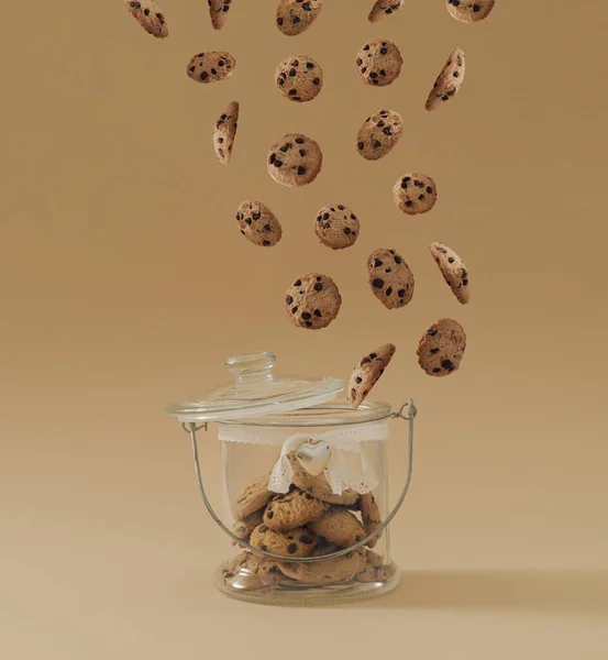 Шоколадное Печенье Выходит Банки Фоне Кремовой Пастели Креативная Концепция Сладкой — стоковое фото