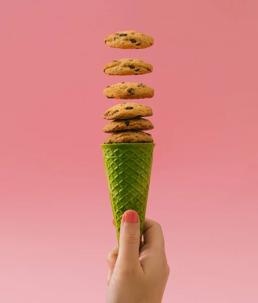 绿色的华夫饼冰激凌蛋筒 有巧克力饼干 背景明亮粉色 最小食物概念 夏天的创意 美味的巧克力饼干片布局 — 图库照片