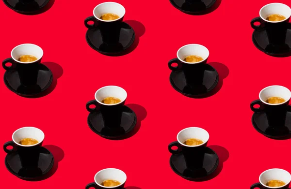 Trendiges Muster Aus Schwarzer Tasse Kaffee Auf Rotem Hintergrund Kreatives — Stockfoto