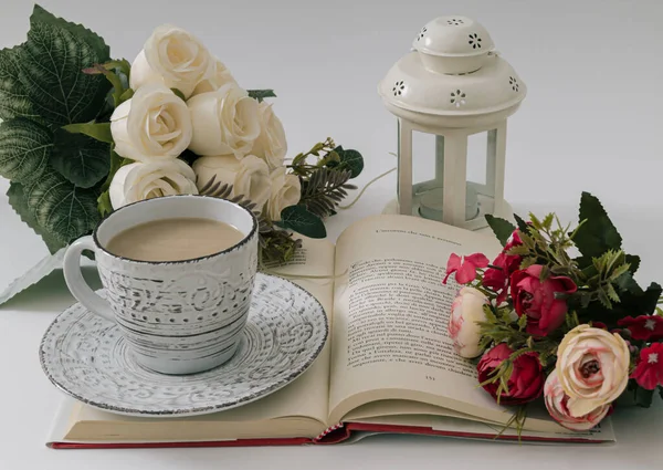 Kreativní Minimální Uspořádání Květin Knihy Šálek Kávy Bílém Pozadí Složení — Stock fotografie