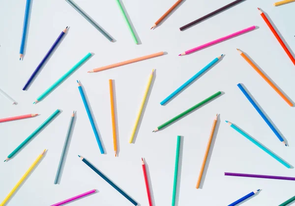 白い背景に色鉛筆で作られた創造的なカラフルなパターン 最小限に戻る学校の概念に 色鉛筆のパターンのアイデアを流行 平置きの背景 — ストック写真
