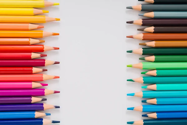 白い背景に色鉛筆で作られた創造的なレイアウト 最小限に戻る学校の概念に トレンディーな学校のアイデア 色鉛筆 平置きだ テキストのコピースペース — ストック写真