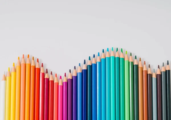 Wracać Szkoły Kreatywny Układ Wykonany Kolorowych Ołówków Białym Tle Minimalna — Zdjęcie stockowe