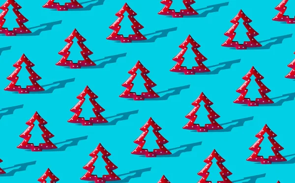 Minimale Samenstelling Patroon Achtergrond Van Rode Kerstbomen Lichtblauw Nieuwjaar Kerstconcept — Stockfoto