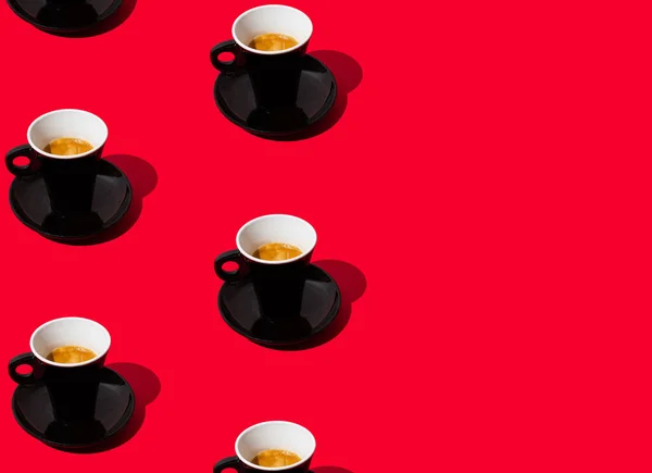 Trendiges Muster Aus Schwarzer Tasse Kaffee Auf Rotem Hintergrund Mit — Stockfoto
