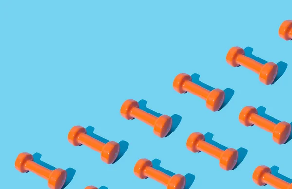Creatieve Patroon Compositie Gemaakt Van Oranje Halters Lichtblauwe Achtergrond Met — Stockfoto