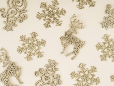 Pastel krem arka planda çeşitli altın noel ve yeni yıl eşyalarıyla moda. Asgari Noel ya da yeni yıl konsepti. Yaratıcı düz konforlu arka plan. Üst görünüm.