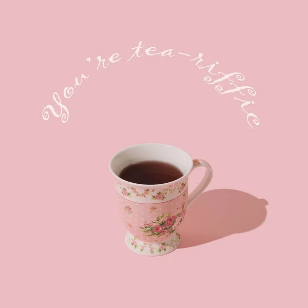 Phantasievolle Komposition Aus Rosa Tasse Tee Auf Pastellrosa Hintergrund Mit — Stockfoto