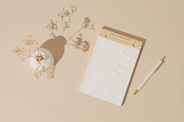 Günlük planlamacı, pastel krem arka planda kuru çiçekli kalem ve beyaz vazo modayla moda. Asgari yaratıcı konsept. Düz yatıyordu, manzaranın tepesinde..