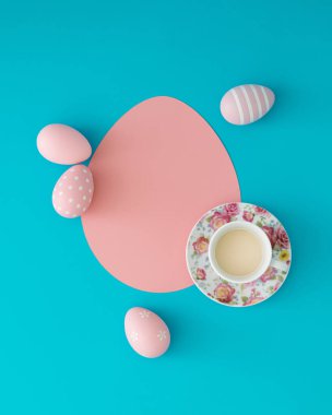 Pembe Paskalya yumurtaları ve yumurta şeklindeki kağıt kağıtlı çiçekli kahve fincanı açık mavi arka planda fotokopi alanı. Asgari Paskalya konsepti. Yaratıcı bahar tatili planı. Düzleştirme biçimi.