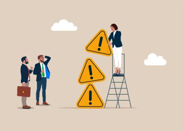 İş adamları ünlem dikkat işareti piramidi topluyor. Finansal ya da iş büyüme kavramı. Sorun çözülüyor. 