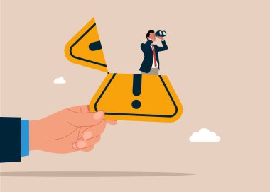Büyük el, iş adamının açık ünlem işaretini elinde tutuyor. Dürbünle risk ya da kritik hata kavramını tanımlıyor. Vektör illüstrasyonu