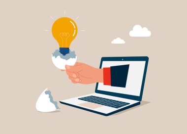 Yaratıcı yeni bir strateji doğuyor. Diz üstü bilgisayar ekranından dışarı adım atarken yumurta kabuğu çatlıyor ve ampul yanıyor.. 