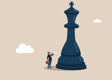 İş adamı büyük satranç kralına yukarıdan bakar. Entellektüel oyun, strateji, politika. Düz vektör illüstrasyonu