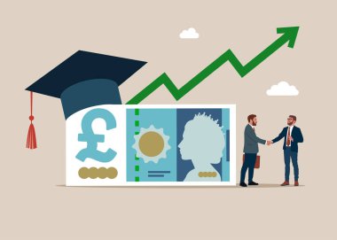 Akademik mezuniyet havan topu şapkası takan iki büyük sterlin banknotlu iş adamı. Eğitim için ödeme. Okul harcı, burs. İşletme. Sterlin banknot. İngiliz parası. Para birimi.