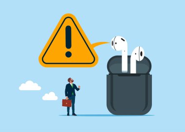 Kablosuz kulaklıklardan ünlem işareti ile bağırarak. Podcast 'leri kişisel olarak dinliyoruz. Şarj çantası olan kablosuz kulaklıklı küçük bir iş adamı. Olayı araştırın.. 