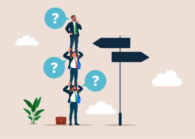 İş adamları ve işçiler birbirlerini omuzlarında taşıyorlar. Ortak ve işçi soru işaretiyle iki yön arasında seçim yapar. İki seçenek arasında seçim yaparken, solda veya sağda karar verin..