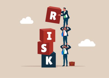 İş adamları birbirlerinin omuzlarında ve kübik olarak RISK sözcüğüyle birbirlerini tutuyorlar. Risk yönetimi, kontrol ya da yatırım yaparken para kaybetmek. Düz vektör illüstrasyonu