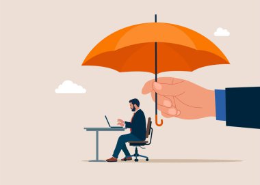 Koruma, güvenlik, koruma fikri. Dizüstü bilgisayarı olan bir iş adamı şemsiye altında çalışır. Zorluklara karşı dayanıklı bir iş. Düz vektör illüstrasyonu 