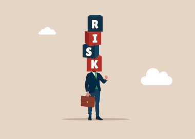 Kübiği olan ve omuzlarında RISK yazan bir iş adamı. Risk yönetimi, kontrol ya da yatırım yaparken para kaybetmek. Düz biçimli modern vektör illüstrasyonu. 