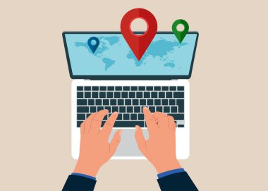 Dizüstü bilgisayarla çalışan bir adamın en üst görüntüsü. Bilgisayar laptopuyla uzaktan çalışan bir çalışan. Uzaktan çalışma ya da uzaktan çalışma, sanal ofis ya da herhangi bir yerde çalışma, serbest ya da çevrimiçi ofis. 